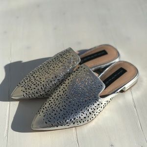 NEW STEVE MADDEN Silver Pointed Toe Slides Mules 7